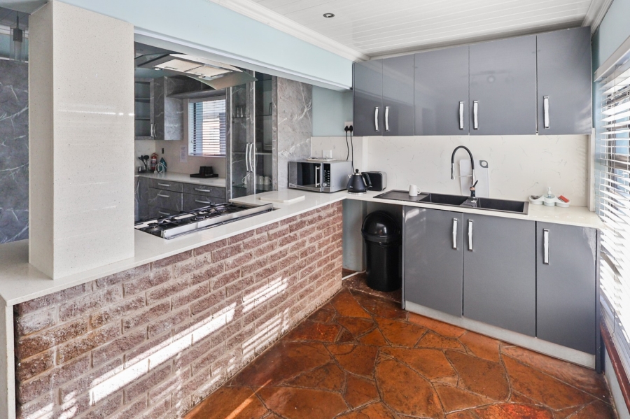 To Let 5 Bedroom Property for Rent in Vincent Eastern Cape